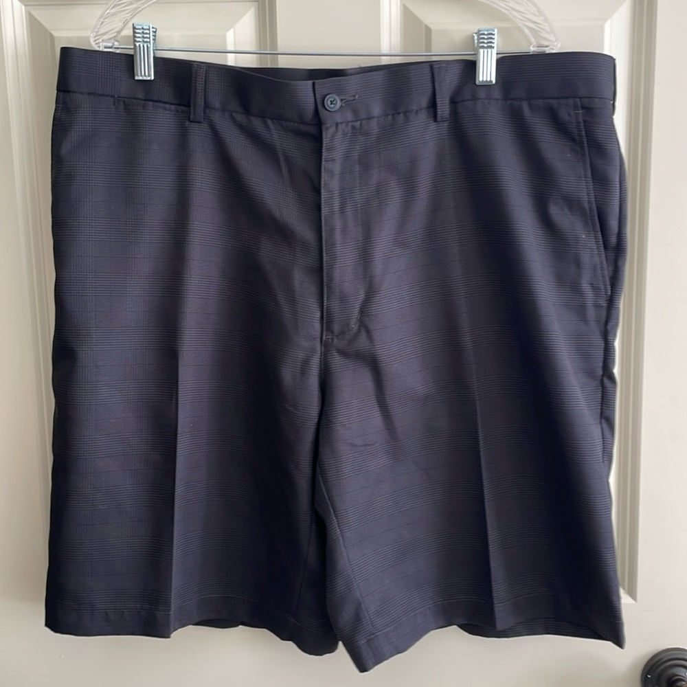 PGA Tour men’s golf shorts blue with pattern size 40.
